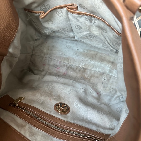 Tory Burch Amanda Hobo Bag Caramel Leather - Picture 11 of 17